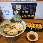 麺処 七転八起 - 焦がしネギ醤油ラーメン（950円）玉ねぎトッピング（140円）餃子5個（450円）