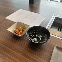 焼肉うしごろ 銀座店 - キムチとナムル、わかめスープ