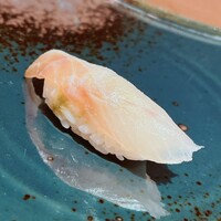 伊勢鮨 - 昆布〆の真ソイ。薬味は柚子胡椒