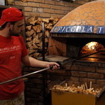 ラ・ピッコラ・ターヴォラ - 薪窯とイタリア人のピザ職人