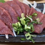 大衆立飲 もつ刺 すずき - 馬刺さま
