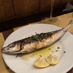 生ハムとワイン メッシタフランコ - 丸アジの香草ロースト
