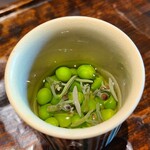 鮨 三心 - ⑪冷製茶碗蒸し、スナップ豌豆(岐阜県飛騨高山産)&蓴菜(秋田県産)載せ
      緑色がまぶしい冷製茶碗蒸し、青い甘みのスナップ豌豆と2次選別された蓴菜のトゥルンした食感に夏の到来を感じます
