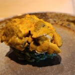 鮨 三心 - ⑱紫雲丹(熊本県天草市五和産)&川海苔(熊本県天草市五和産)まぶしシャリ
      タップリの川海苔を混ぜたシャリは香り高く、主役の紫雲丹を脇役に追いやります
      勿論、上品な旨みは在りますけどね