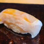 鮨 三心 - ⑥白甘鯛(和歌山県御坊産、3.6kg)
      旬始まり、上質な脂の旨み、仄かに甘みあり
      八幡浜は養殖餌を食べているので肥満体、泳いで餌を取っている個体には、更に滋味を感じます