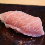 鮨 三心 - ⑫本鮪大トロ(山口県下関産)
      室温に馴染ませてから提供しており、夏本鮪とは思えない溶け具合です
      大トロの下に刻んだ大トロが入っており、綺麗なサシの入った極上の脂が後から主張してきます