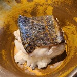 鮨 三心 - ㊃炭火焼き黒鯥(千葉県高岡産)、シャリに少し鬼卸しの辛味大根を加えて
      水分を残したふっくらとした焼き上がり
      皮はパリパリ、脂の活性化した旨みが抜群
      辛味大根との相性も良いですね