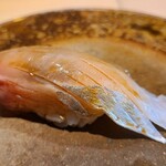 鮨 三心 - ⑳縞鯵(高知県産)
      やや厚めに切られておりますが、皮の部分に包丁を入れてあります
      身にキメ細やかなサシが入り、脂がのって旨味も抜群、けどスッキリ舌触り後味で軽やか