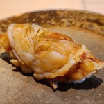 鮨 三心 - ⑰三面開き車海老(熊本県天草産)、朧入り
      昨年夏は皮目を表にしてましたが、今年は観音開きにして内側を表にしています
      茹で立てで華やかな甲殻らしい香り、身はプリプリ、豊潤な甘みと旨味が押し寄せてきます