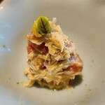 鮨 三心 - ㊀茹で毛蟹の解し身(北海道根室産)&北紫雲丹(青森県大間産)&酢漬け蕃茄(熊本県産)のシャーベットの和え物、姫酸葉のマイクロリーフ載せ
      北紫雲丹と毛蟹の美味しさの融合、蕃茄シャーベットの存在感が見事