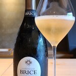鮨 三心 - お酒❶ブリス・エリタージュ・ブリュット2021(RMシャンパーニュ、フランス)
      葡萄品種:ピノ・ノワール 70%、シャルドネ 30％