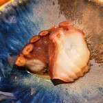 鮨 三心 - ㊂レア茹で揉み真蛸(兵庫県明石産、雌)《塩揉みせず、1時間揉んで滑り取り》
      塩揉みせず、1時間揉んでヌメリを取った真蛸をサッと茹でたもの
      弾力があり、噛む程に香りと旨みが溢れ、素晴らしい仕立て