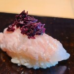 鮨 三心 - ⑪皮剥ぎ骨切り鱧(韓国産、雌)のつくね、紫蘇のベビーリーフ載せ
      白海老の様な蕩ける食感、味わいは鱧の濃厚な脂の旨み、論文によると韓国産鱧は水温が低く成長が遅くて身体に脂を蓄える性質があるとか