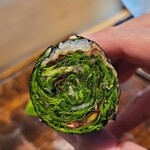 鮨 三心 - ㊄昆布〆したハーブのベビーリーフ(広島県久井産、梶谷農園)と削り立て鰹節&シャリの海苔巻き
      映えのハーブサラダ巻、ハーブの昆布〆と圧倒される工夫、どうしたらより美味しくなるかの探究心が強いのでしょうね