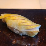 鮨 三心 - ⑧鮎(岐阜県長良川産)、蓼酢&うるか
      蓼酢で〆た鮎は焼き鮎とは異なり、独特の青い香りをまとい、爽やかな旨みと甘みにうるかの軟らかな苦味をアクセントにした味わいです