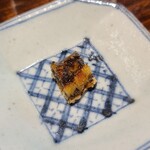 鮨 三心 - ⑯炭火焼き鱧皮(韓国産、雌)
      産卵は夏、旬は初夏と晩秋の2回
      雌は赤銅色で大きく雄は青緑色で小さく不味い
      皮下に脂があるので炭火で焼くと芳ばしくなり、脂も活性化し旨みが強くなります