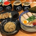 博多ラーメン鶴亀堂 - 料理写真:博多とんこつ全部のせ＋半ちゃん＋餃子
