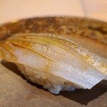 鮨 三心 - ⑭白鱚(産地聞き忘れ)
      皮に独特の風味があり、皮霜降りにして昆布〆で旨みを加えています
      綺麗な旨みは米酢メインのシャリに良く合っています