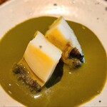 鮨 三心 - ㊁蒸し蝦夷鮑(黒鮑亜種、雌、北海道産)、肝ソース添え《+シャリ追加》
      蝦夷鮑は黒鮑よりも軸や身にサシが入っていることが多く寒さ故に滋養を蓄えるのだろうか
      加熱により活性化した旨みを楽しみました