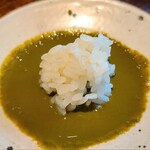 鮨 三心 - ㊁蒸し蝦夷鮑(黒鮑亜種、雌、北海道産)、肝ソース添え《+シャリ追加》
      肝ソースの磯の香り&旨み&微かな苦味をシャリと共に余す所無く楽しみました