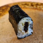 鮨 三心 - ㉒干瓢巻き
      海苔の薫りを楽しみつつ、米酢メインで赤酢を注したブレンドのシャリの美味しさを素直に味わう