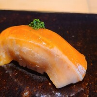 鮨 三心 - ⑦鱒之介(キングサーモン、北海道産)、浅漬け
                    産卵は夏、日本での旬は春～夏、寿命2~5年
                    筋の間隔から割りと大きな個体と推測
                    桜鱒を更に濃厚にした旨み、まさに鮭の王者
                    釣りキチ三平を思い出すなぁ