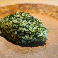 鮨 三心 - ⑲川海苔(熊本県天草市五和産)まぶしシャリ【追加】
                      タップリの川海苔を混ぜたシャリ、その豊潤な香りと爽やかなな旨みが良くわかります
                      紫雲丹が無い方が良いかもね