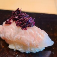 鮨 三心 - ⑪皮剥ぎ骨切り鱧(韓国産、雌)のつくね、紫蘇のベビーリーフ載せ
                    白海老の様な蕩ける食感、味わいは鱧の濃厚な脂の旨み、論文によると韓国産鱧は水温が低く成長が遅くて身体に脂を蓄える性質があるとか