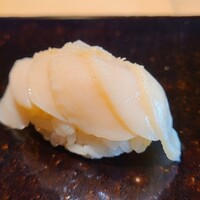 鮨 三心 - ⑨薄切り蝦夷鮑軸(北海道産)6枚重ね、酢橘果汁掛け
                    生黒鮑の軸を6枚の超薄切りにしてから少しズラして重ねたモノ、表面積が広くて際立った旨みが舌をダイレクトに刺激、食感も軟らかくて抜群に美味、素晴らしい