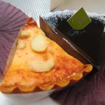 トシ・ヨロイヅカ - タルト・フロマージュ・サレ（左）