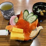 こみや寿司 - サーモンいくら丼900円(税込み)