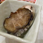 贅食家 千壽 - カットしてもらえた焼きアワビ