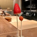 薪鳥新神戸 - おまかせコース（¥16,000）
      　└果実飴 苺 赤葡萄