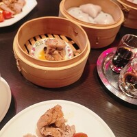 チャイナルーム - 真ん中のせいろが豚ロースの黒豆蒸し/奥のせいろが水晶餃子だったと思います