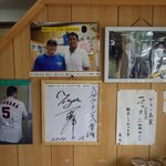 大分ラーメン 十八番 - 店内①　「野球人と店主」