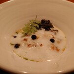 306340222 - ボタンエビ(ココナッツミルク、ハイビスカス、キャビア、ホワイトアスパラガス、マクルトライムの葉)