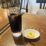 コルマータ - アイスコーヒーと小菓子