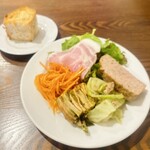 コルマータ - 前菜盛り合わせと自家製パン