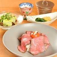 和牛ローストビーフ丼　トリュフ香る蘭王添え