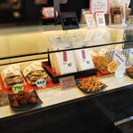 覚王山吉芋 本店 - ショーケース