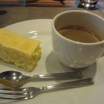 ete - チーズケーキは、量をきいてくれます。「お好きだけどうぞ♪」という感じです。