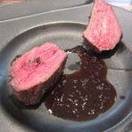 メイン。牛肉の赤ワインソース。このボリュームはすごい！お肉たっぷりで大満足です。もちろん、柔らかいです～。