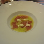 ete - メロンと生ハムとチーズのスープ。甘めで爽やかな味で、メインへの口直しにピッタリ。