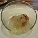 前菜。ホタテ・海老などをジュレにからませ、下には茄子も。懐石料理のお味みたい。