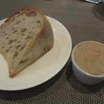 パンと、リエット。パンはお代りをくれます。