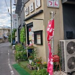 味よし - 店舗入り口手前