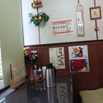 味よし - 店内の様子(窓側奥の3名席)