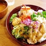 m table. - 百ちゃんごはんのカオマンガイ・ヤムウンセン
      