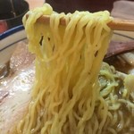 烈志笑魚油 麺香房 三く - やや縮れの強い麺はスープを持ち上げてくれますが・・・