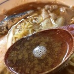 烈志笑魚油 麺香房 三く - 灰汁と油の浮いたスープ。これが後でボディーブローのように効いてくるだ